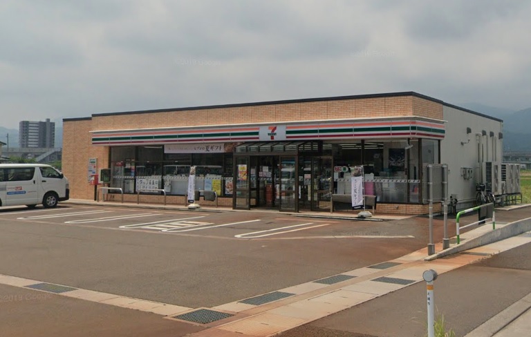 コンビニ　セブンイレブン上越大和店（上越市大和２丁目）（コンビニ）まで839m