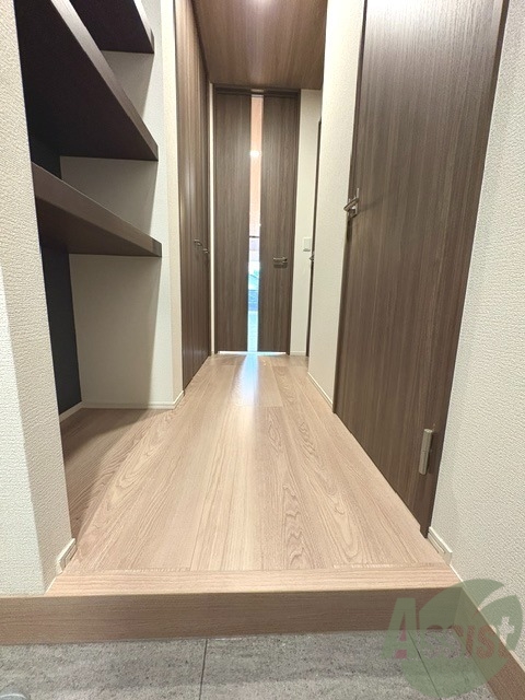 玄関　玄関は、段差があまりないので出入りが楽そうです。