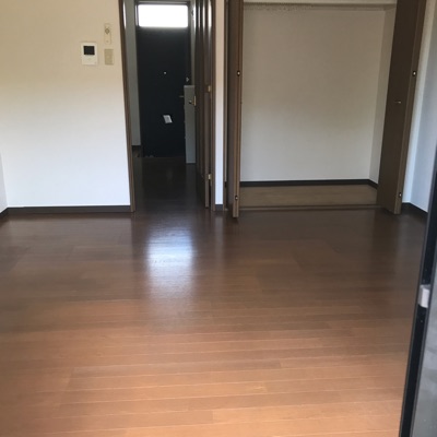 玄関　こちらの居間で趣味の時間をお楽しみください