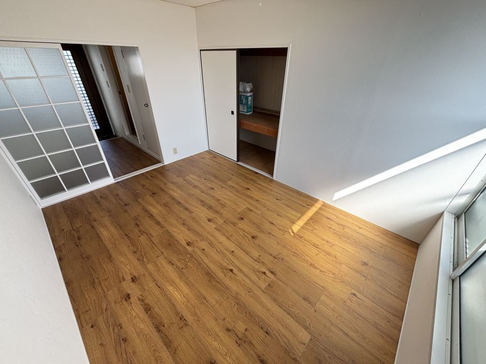 居室・リビング　床をお洒落なフローリングに張替ました