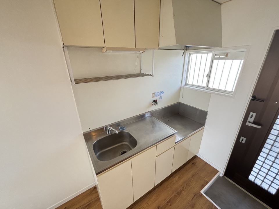 キッチン　小窓があり明るく換気もしやすいです