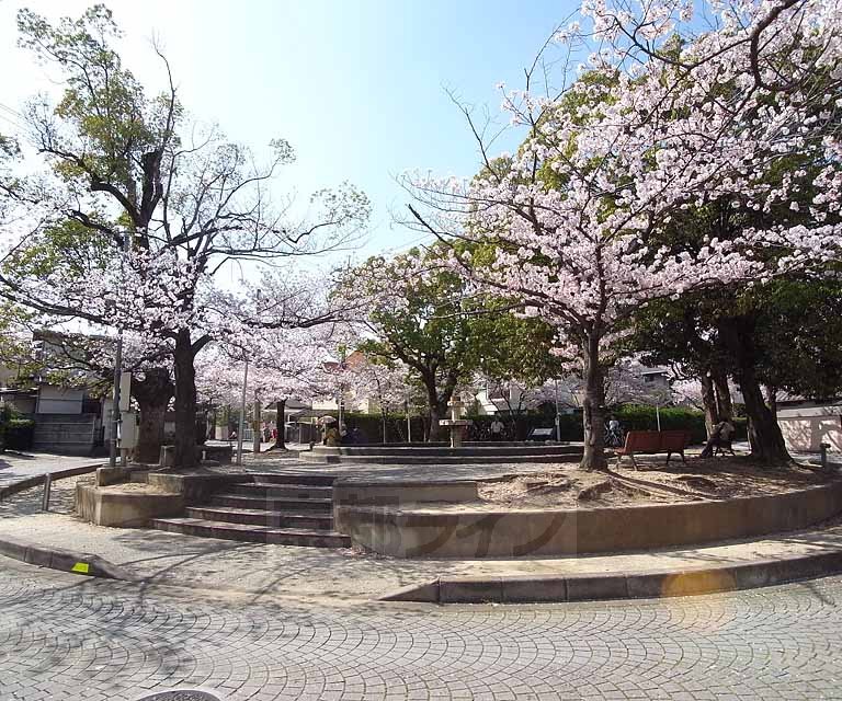 【向日市上植野町のマンションの公園】