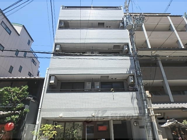 京都市中京区晴明町のマンションの建物外観