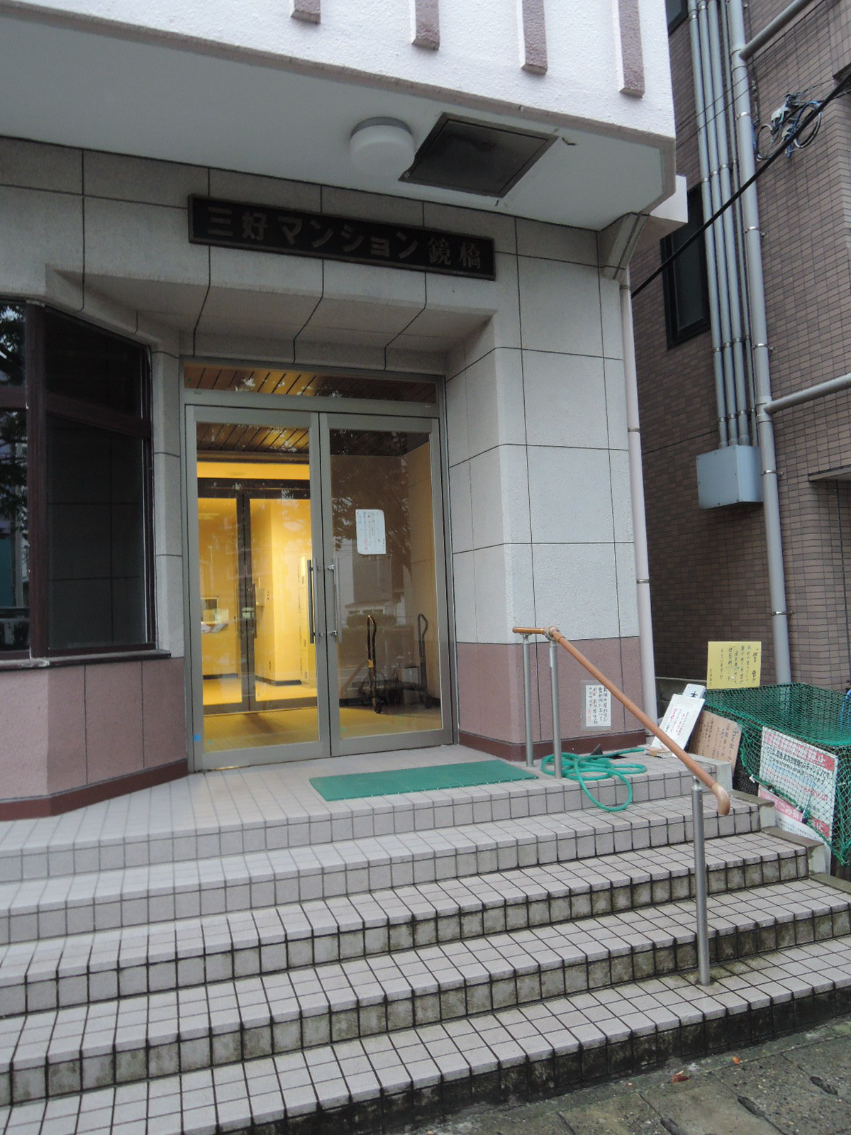 新潟市中央区上大川前通６番町のマンションの建物外観