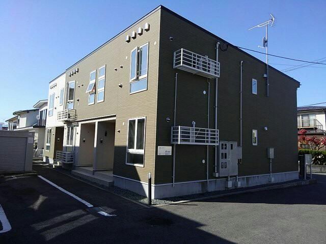 秋田市横森のアパートの建物外観