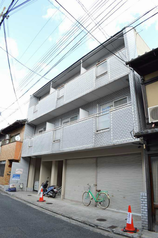 京都市中京区西ノ京南聖町のマンションの建物外観