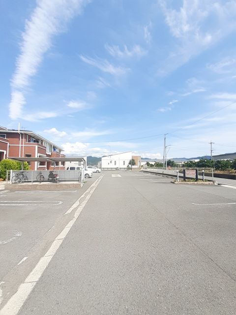 【有田郡有田川町大字庄のアパートの駐車場】