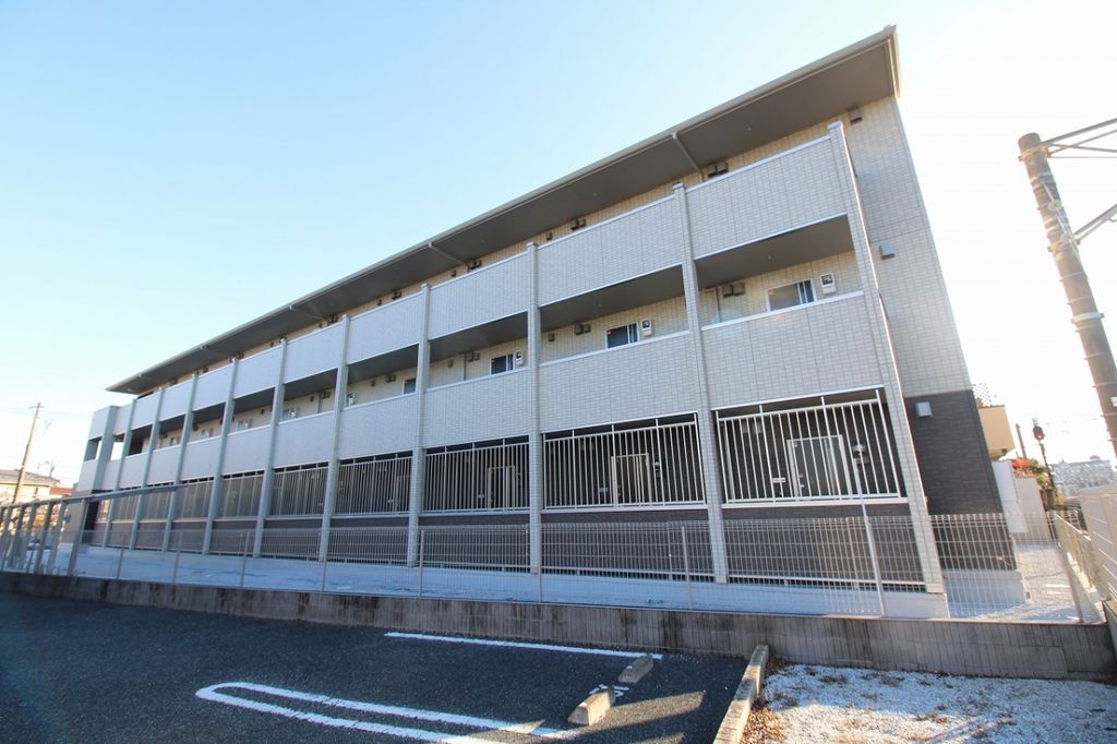 深谷市田所町のアパートの建物外観