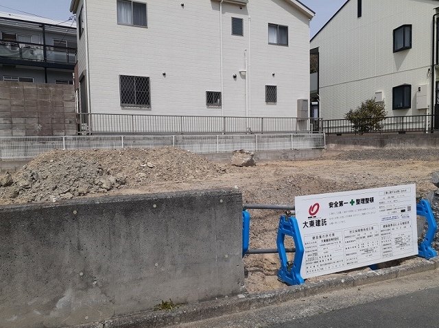 【吹田市上山手町のアパートの建物外観】