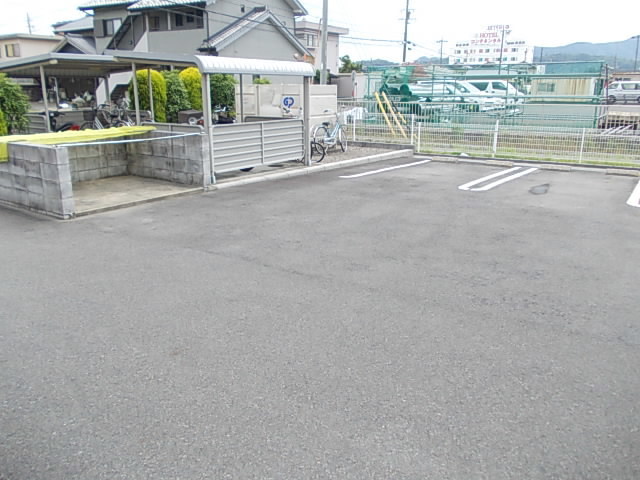 【美濃加茂市加茂野町市橋のアパートの駐車場】