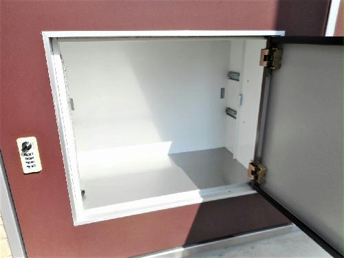 玄関　玄関扉に宅配ボックスあり