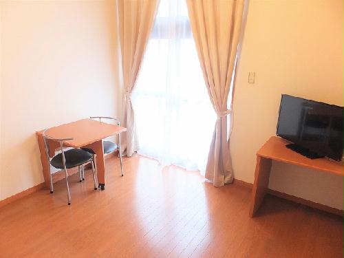 居室・リビング　カーテンやテーブル、テレビも備え付けです