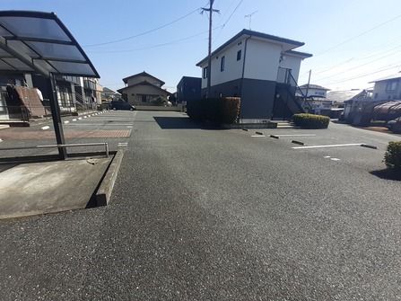 【メゾン・ド・葵Ｂの駐車場】