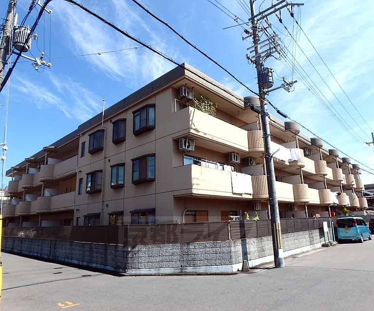 【長岡京市久貝のマンションの建物外観】