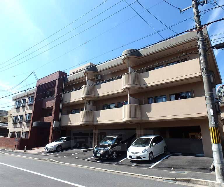 【長岡京市久貝のマンションの建物外観】