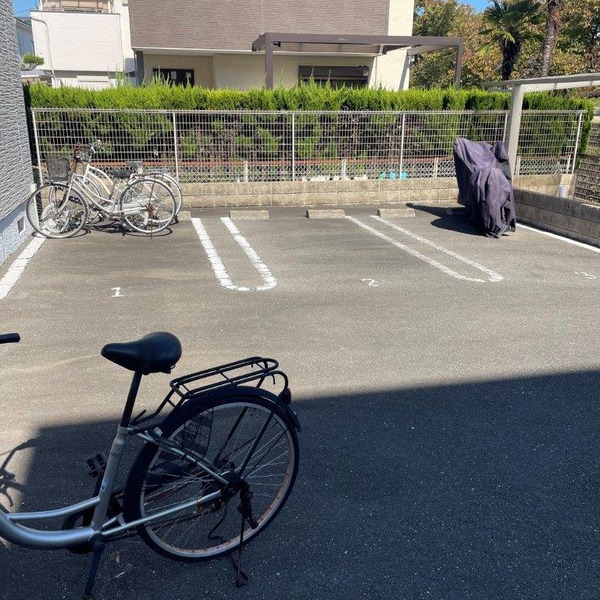 【尼崎市額田のアパートの駐車場】