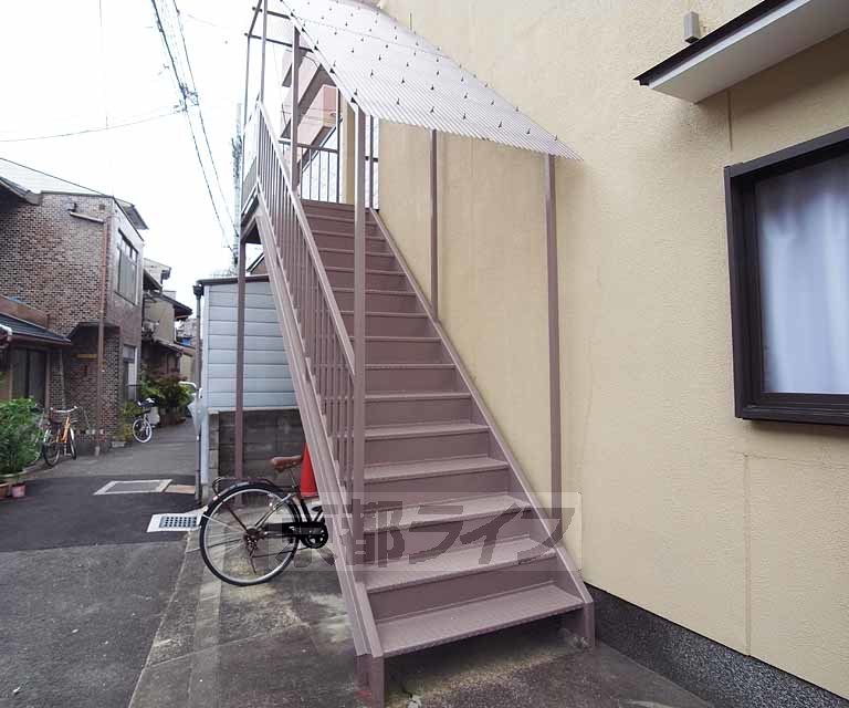 【京屋ハイツのエントランス】