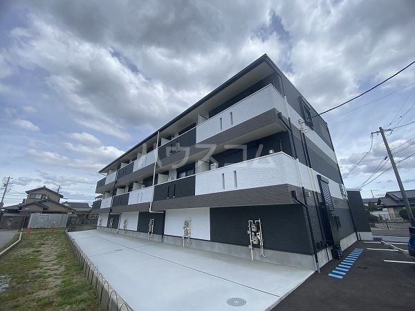 西尾市上道目記町のアパートの建物外観