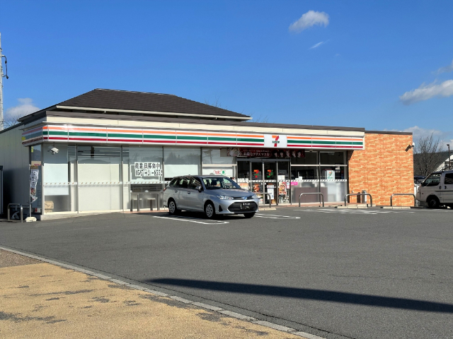 コンビニ　セブンイレブン伊賀平野東町店（コンビニ）まで162m