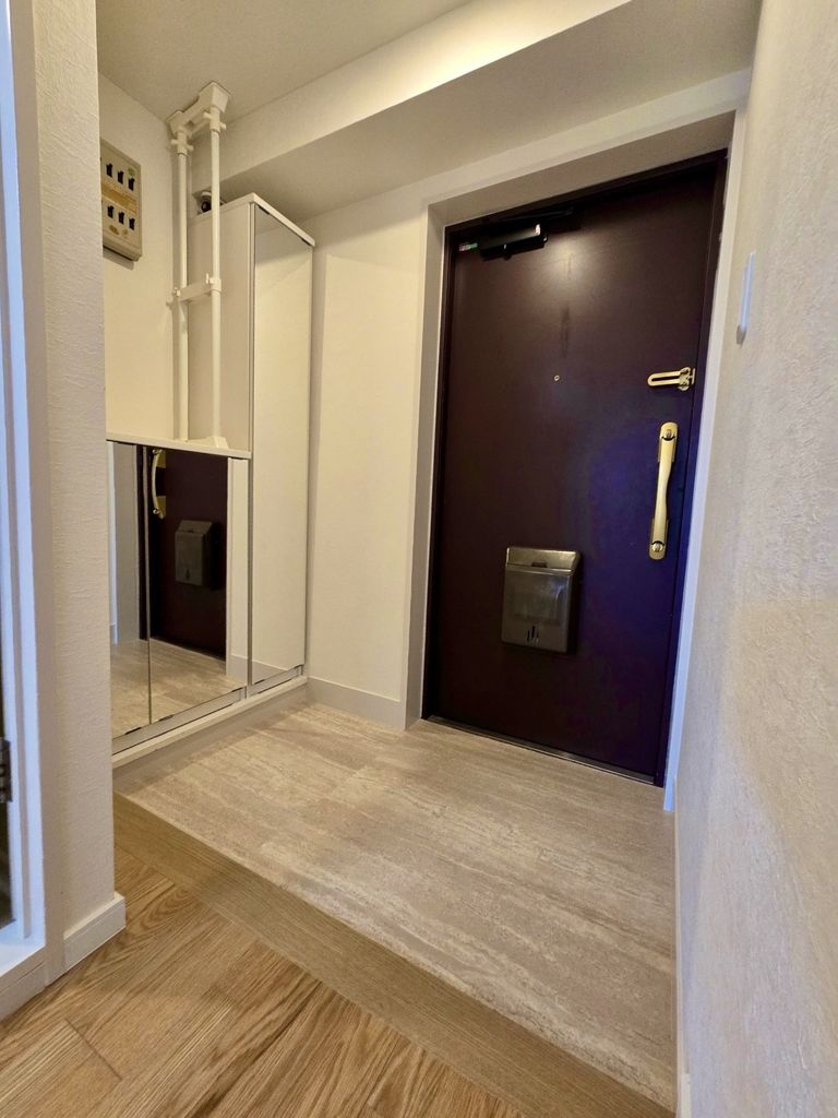 玄関　鏡が印象的な玄関