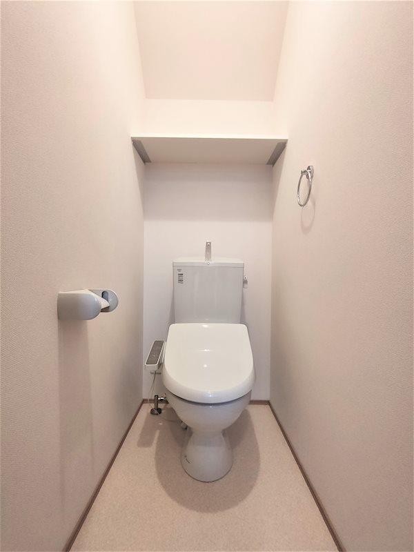 トイレ　温水洗浄便座付きのトイレです。