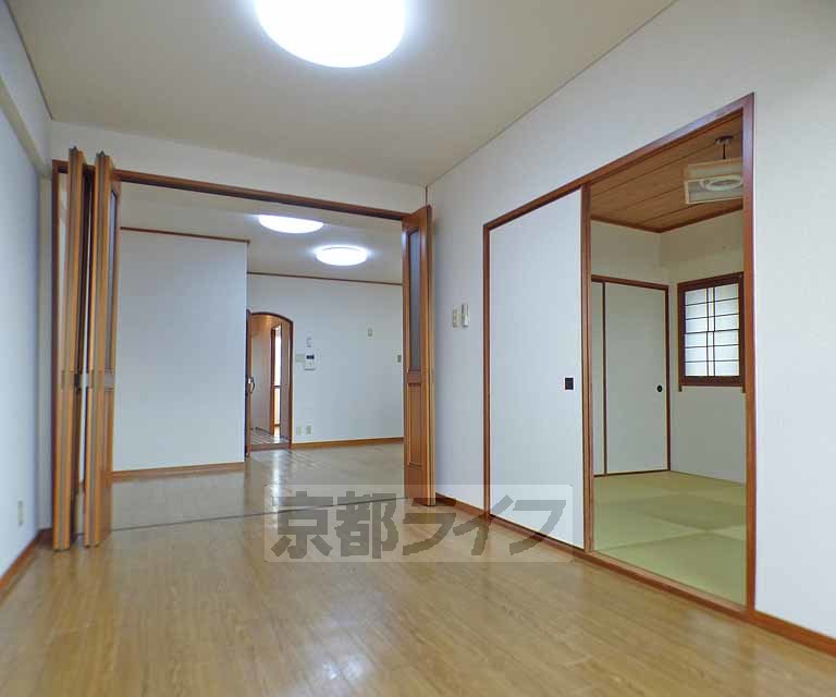 居室・リビング　８帖洋室から１０帖ＬＤＫ方向です。