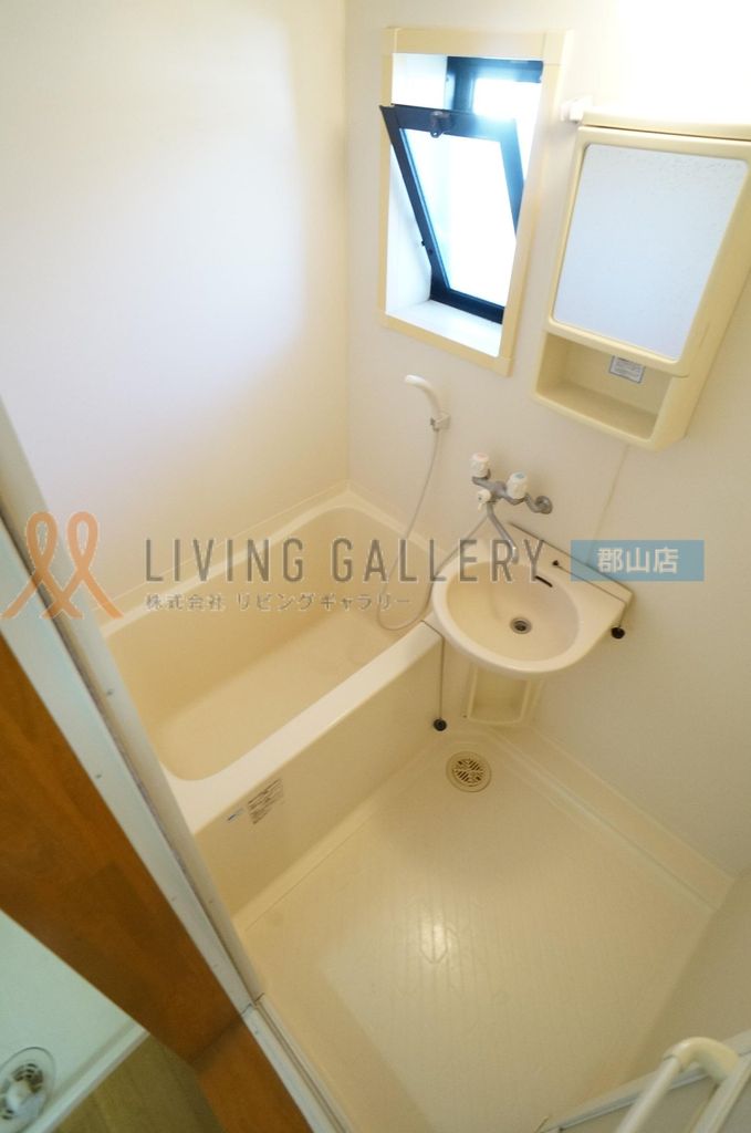 バス・シャワールーム　小窓付きのバスルーム