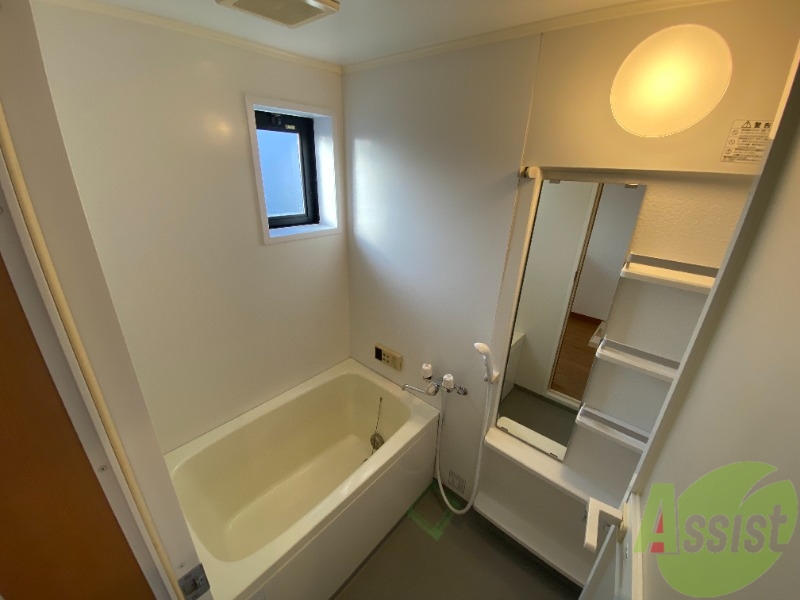 バス・シャワールーム　浴室は狭すぎず、シャワーも浴びやすそうです。