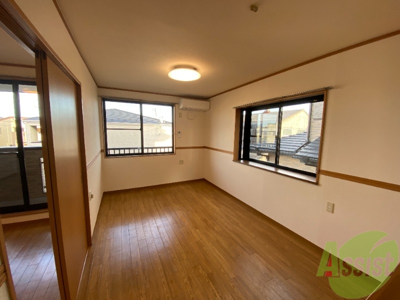 居室・リビング　１０．５帖のＬＤＫです。広々としてきれいですね。