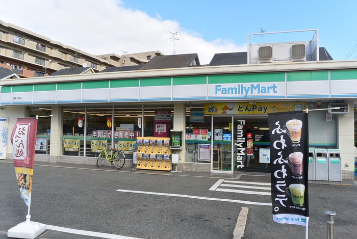 コンビニ　ファミリーマート 摂津三島店（コンビニ）まで402m