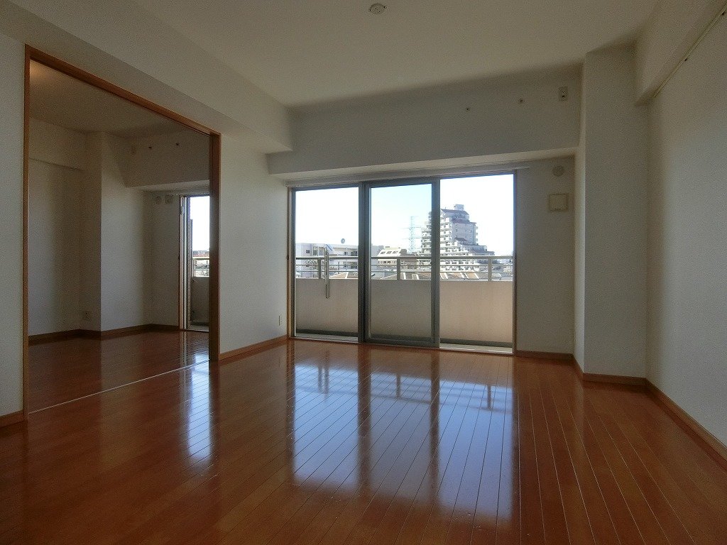 居室・リビング　前面棟なく陽当り良好のリビング