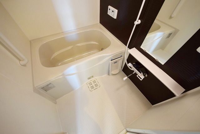 バス・シャワールーム　★お風呂には追い焚きも搭載★