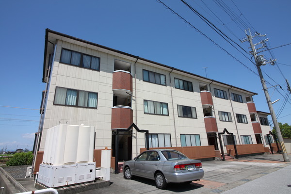 建物外観　３階建てマンション