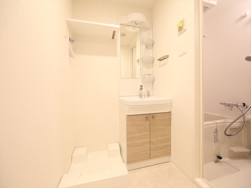 洗面設備　脱衣所　独立洗面台（シャンプードレッサー付）収納スペース有