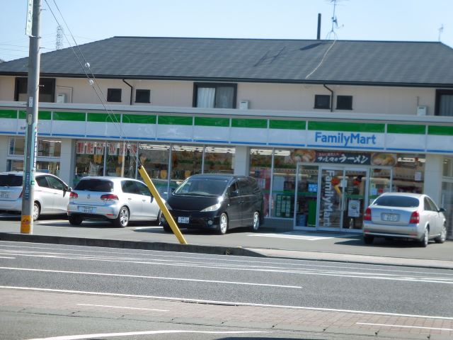 コンビニ　ファミリーマート（コンビニ）まで210m