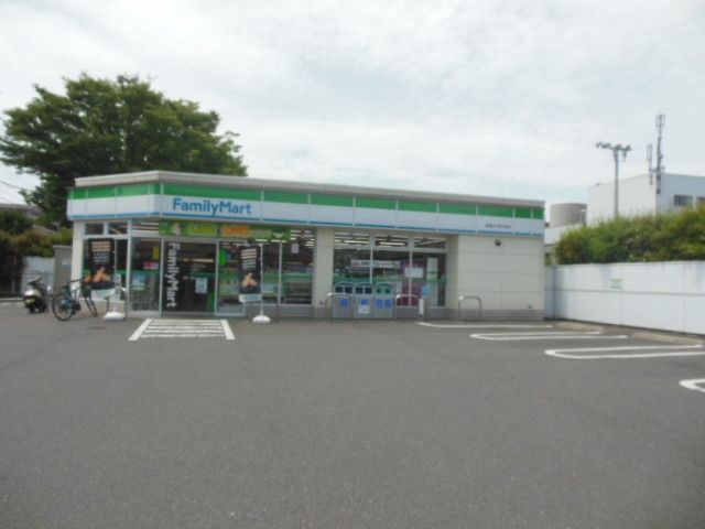 コンビニ　ファミリーマート（コンビニ）まで819m