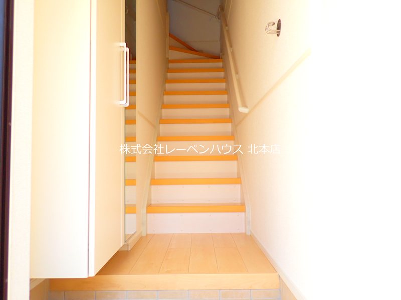 玄関　反転間取りの参考写真です