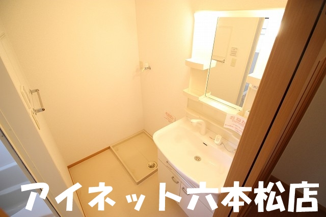 洗面設備　朝の支度はこちらでどうぞ。