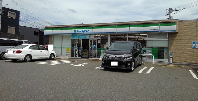 コンビニ　ファミリーマート（コンビニ）まで750m
