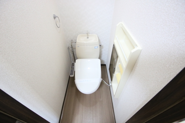 トイレ　ウォシュレット完備。暖房便座なので寒い冬でも心地よく座れます