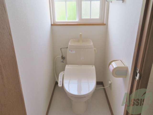 トイレ　トイレは狭すぎず、広すぎない感じが良いですね。