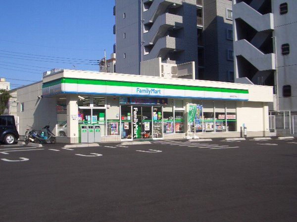 コンビニ　ファミリーマート千葉本町二丁目店（コンビニ）まで400m