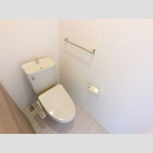 トイレ　温水洗浄便座付きトイレです。