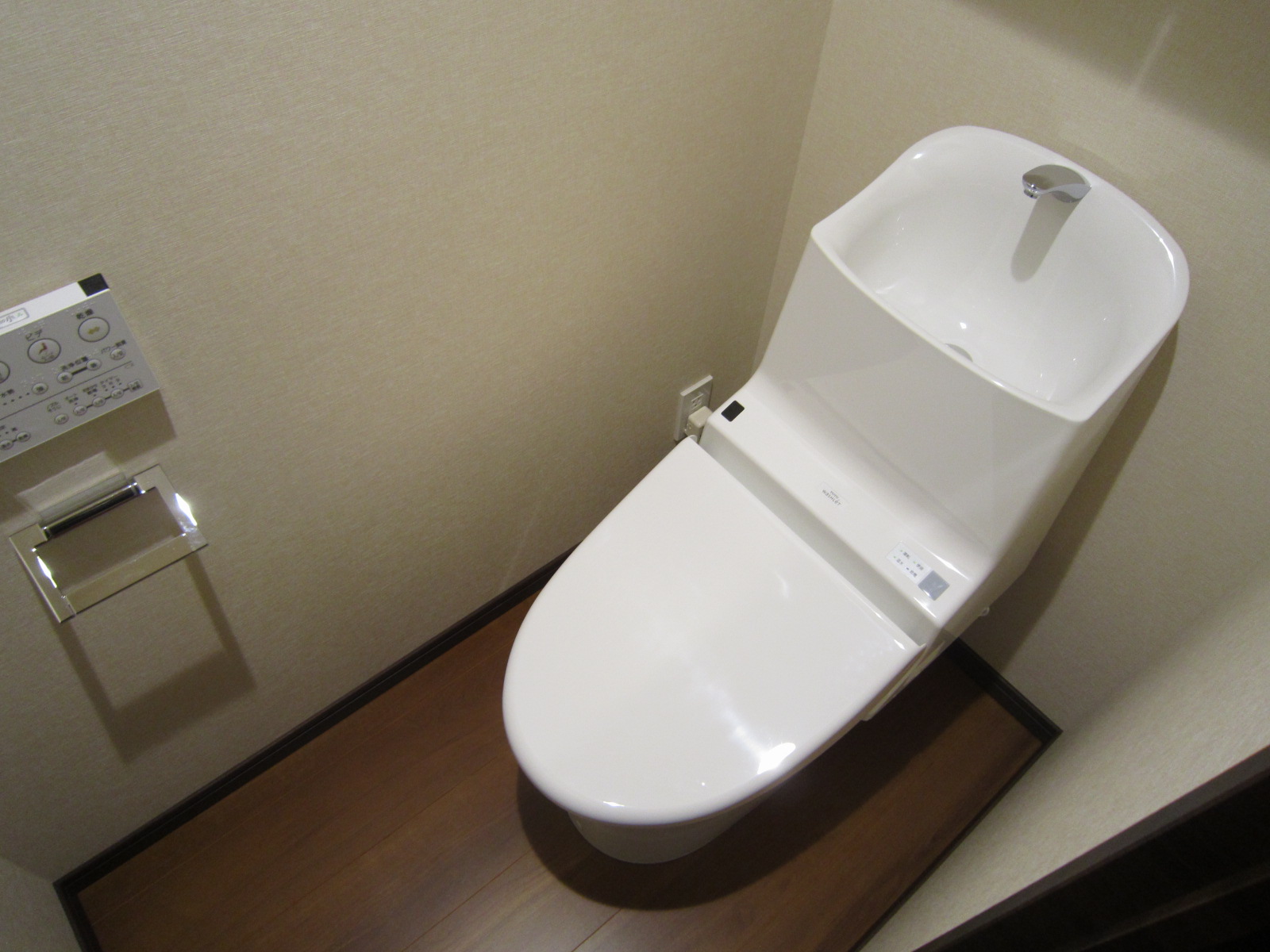 トイレ　ウォシュレット付き
