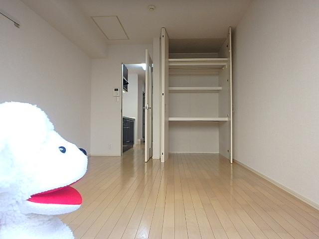 その他部屋・スペース　●バルコニー側から居室スペースを撮影。