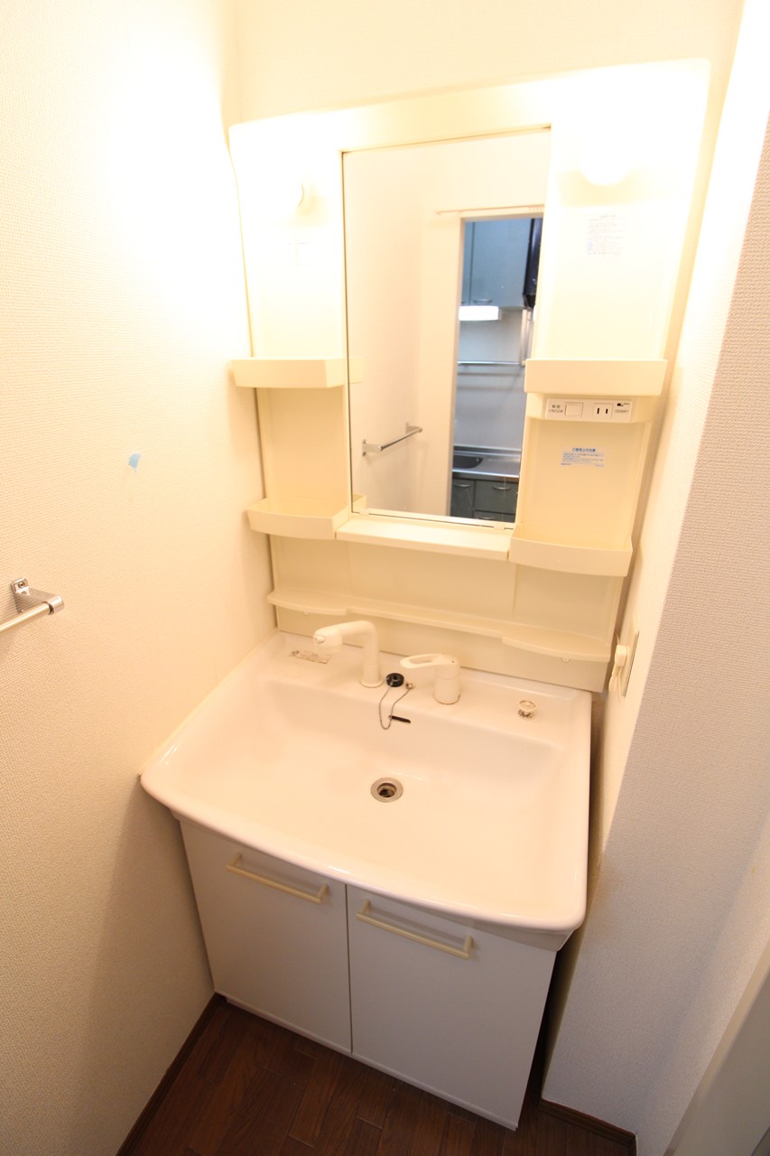 洗面設備　※同物件、別部屋の写真です。