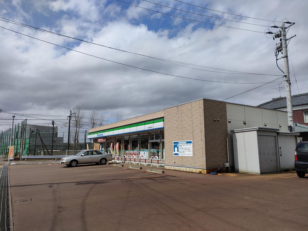コンビニ　ファミリーマート新津朝日店（コンビニ）まで732m