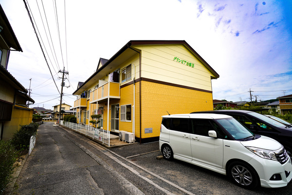 【岡山市東区鉄のアパートの建物外観】