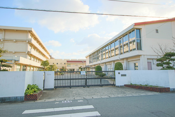 【岡山市東区鉄のアパートの小学校】