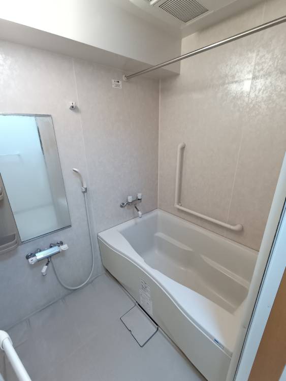 バス・シャワールーム　浴室暖房乾燥機付き！洗濯物も干せます☆左右反転・同一タイプ